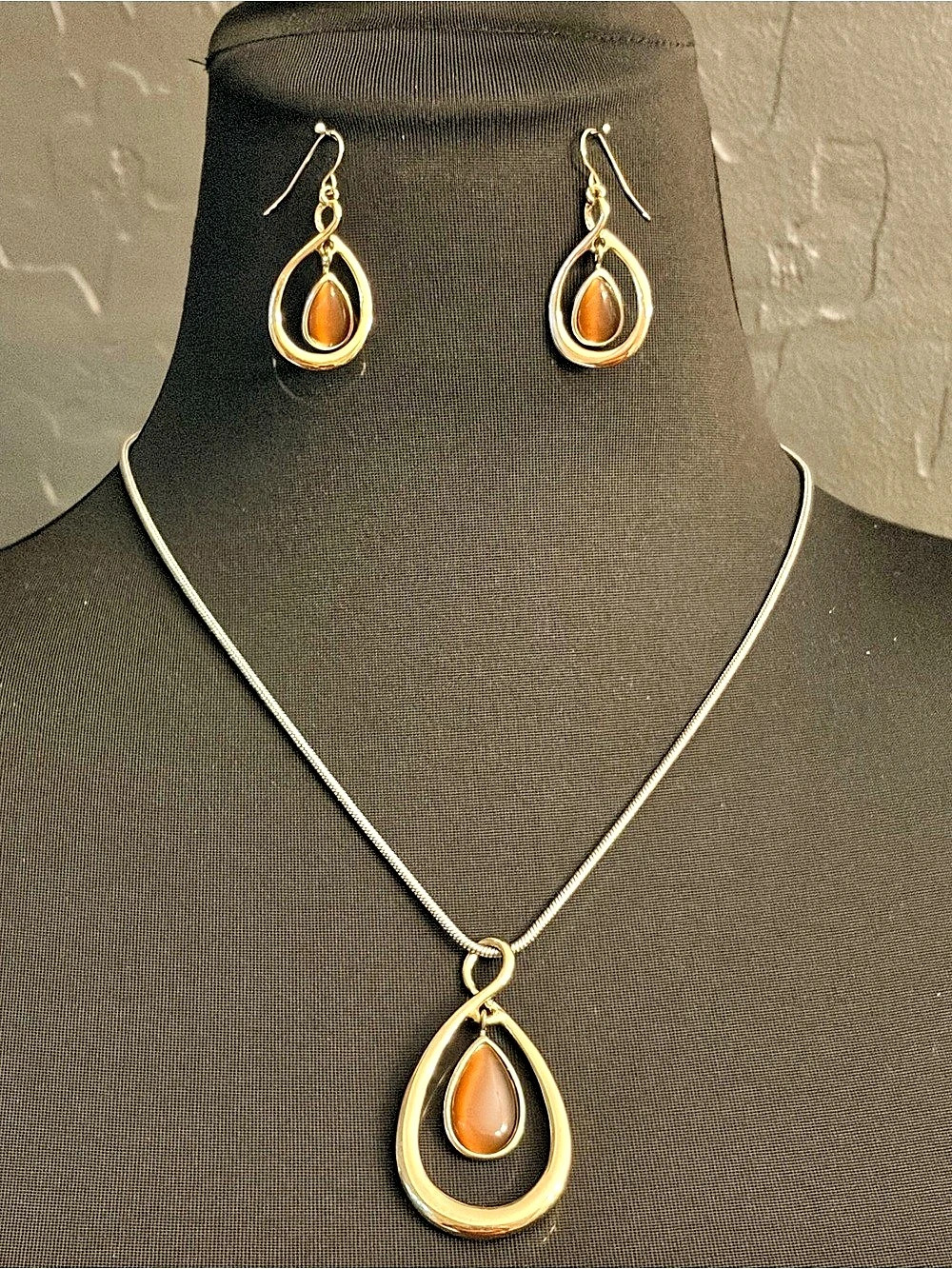 Gold & Brown Pendant Necklace and Earrings